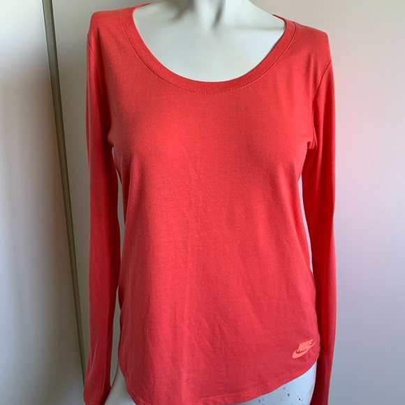 The Nike tee scoop neck coral women’s medium - Picture 2 of 5